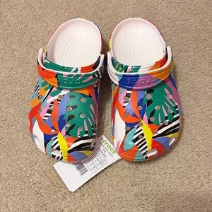 CROCS M4/6 Multicolor Graphic Clogs